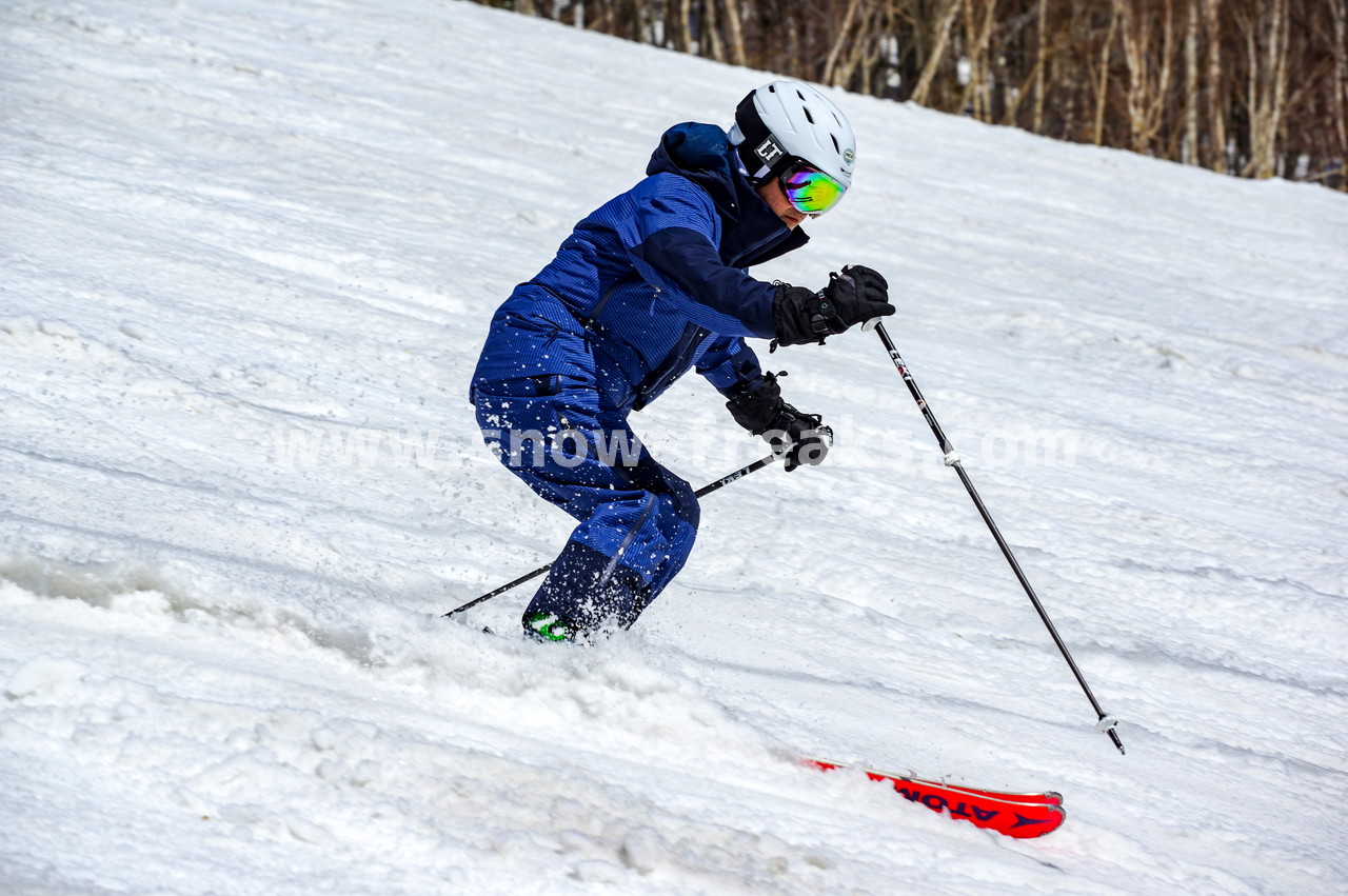 札幌国際スキー場 Mt.石井スポーツ ISHII SKI ACADEMY 校長・斉藤人之さんによる『斉藤塾』開講。本日のテーマは、「春雪！コブからスキーのたわみを楽しむ！！」(^^)v